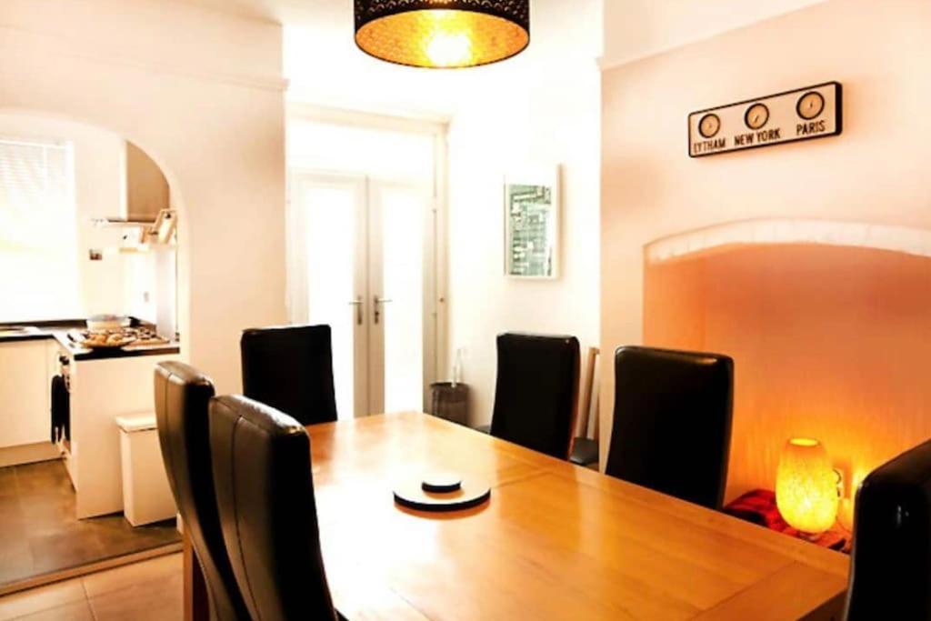 Sunny Seaside Beach House Lytham Centre Sleeps 8 Литам-Сент-Эннс Экстерьер фото